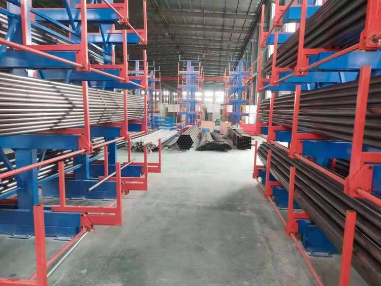 Telescopic cantilever rack