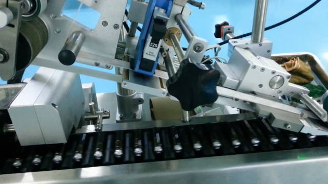 E125貼標噴碼應用:即噴即貼 解決方案